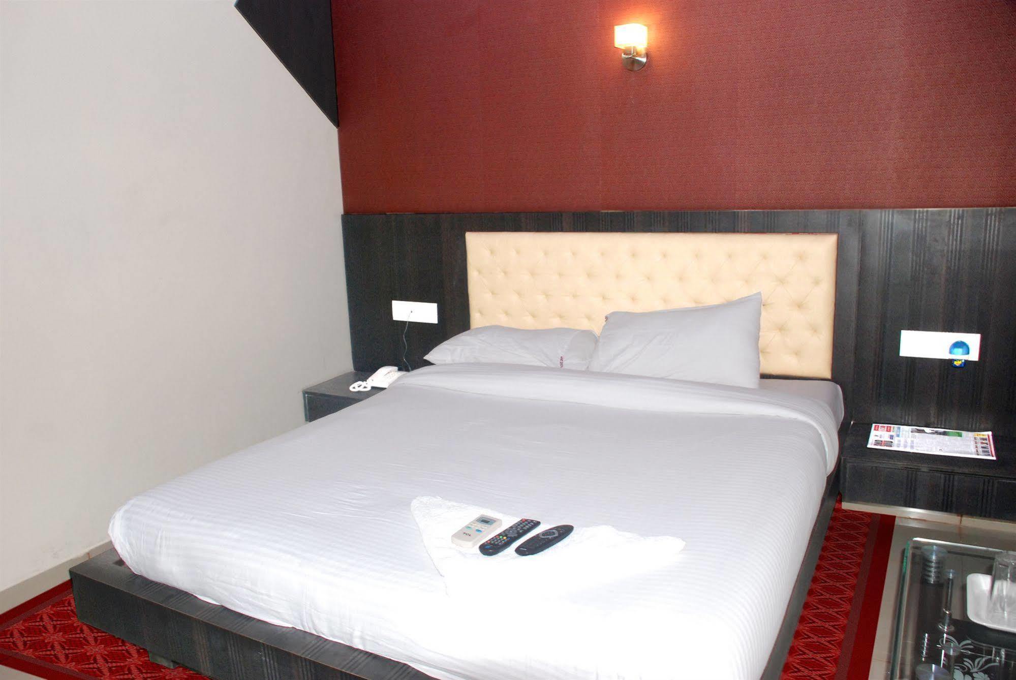 Fabexpress Adore Inn - Nr Mumbai International Airport Zewnętrze zdjęcie